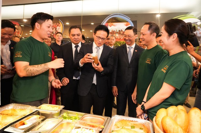 desmond-choo-trying-out-banh-mi-societys-vietnamese-milk-coffee-1-1778034620613980097331-1778058681007-17780586838461865163395-1778125069.jpeg
