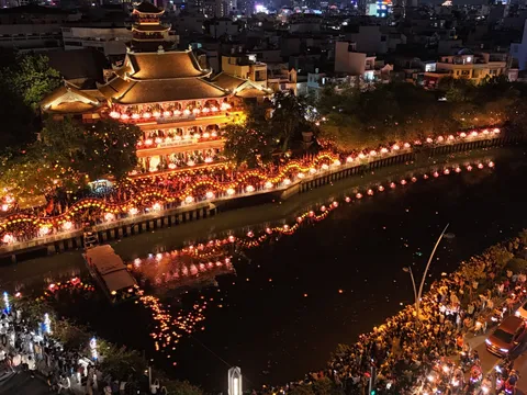 Phật đản 2026: Hàng ngàn phật tử TP.HCM cung rước tượng Phật ngọc bảo tướng sơ sanh
