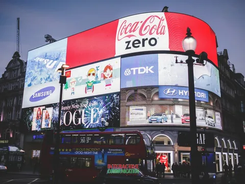 Quảng cáo ngoài trời thời công nghệ: Từ biển tĩnh đến trải nghiệm đa điểm chạm